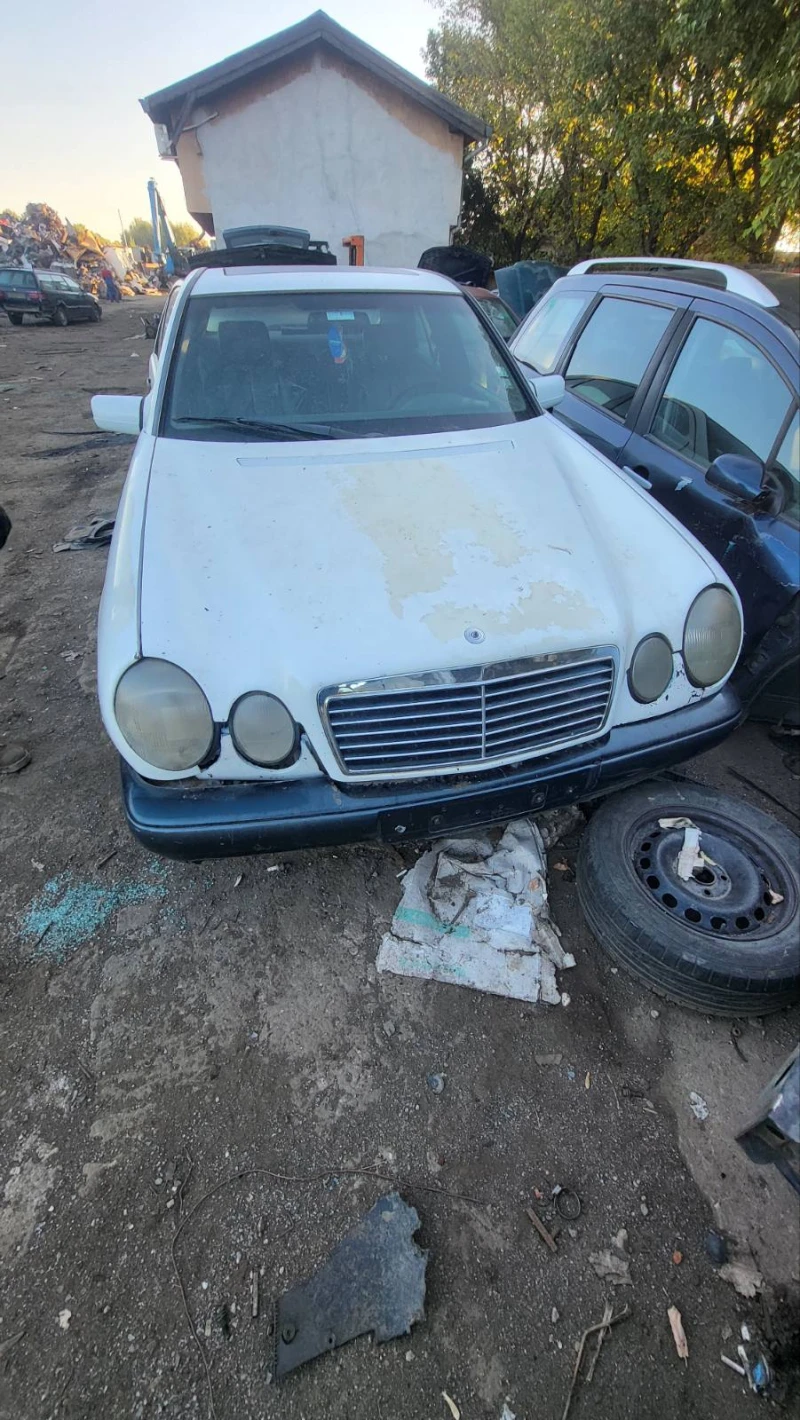 Mercedes-Benz E 200, снимка 1 - Автомобили и джипове - 47372653