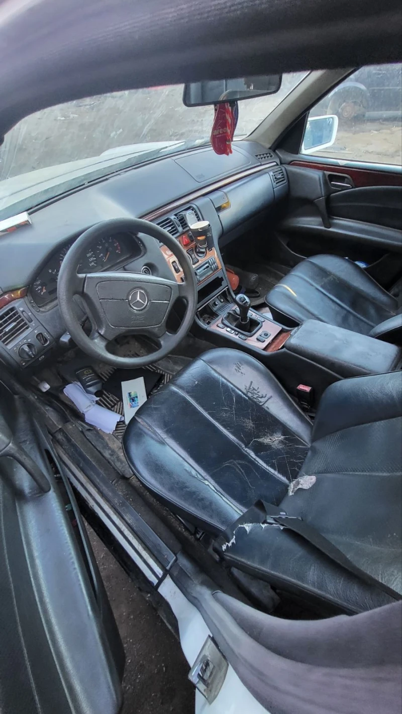 Mercedes-Benz E 200, снимка 5 - Автомобили и джипове - 47372653