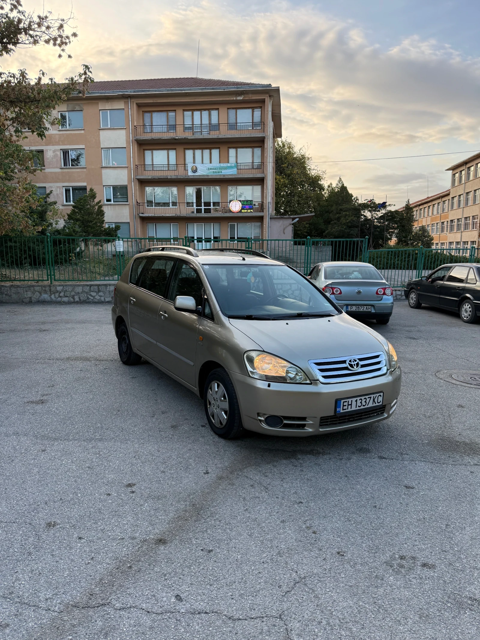 Toyota Avensis verso 2D4D - изображение 3