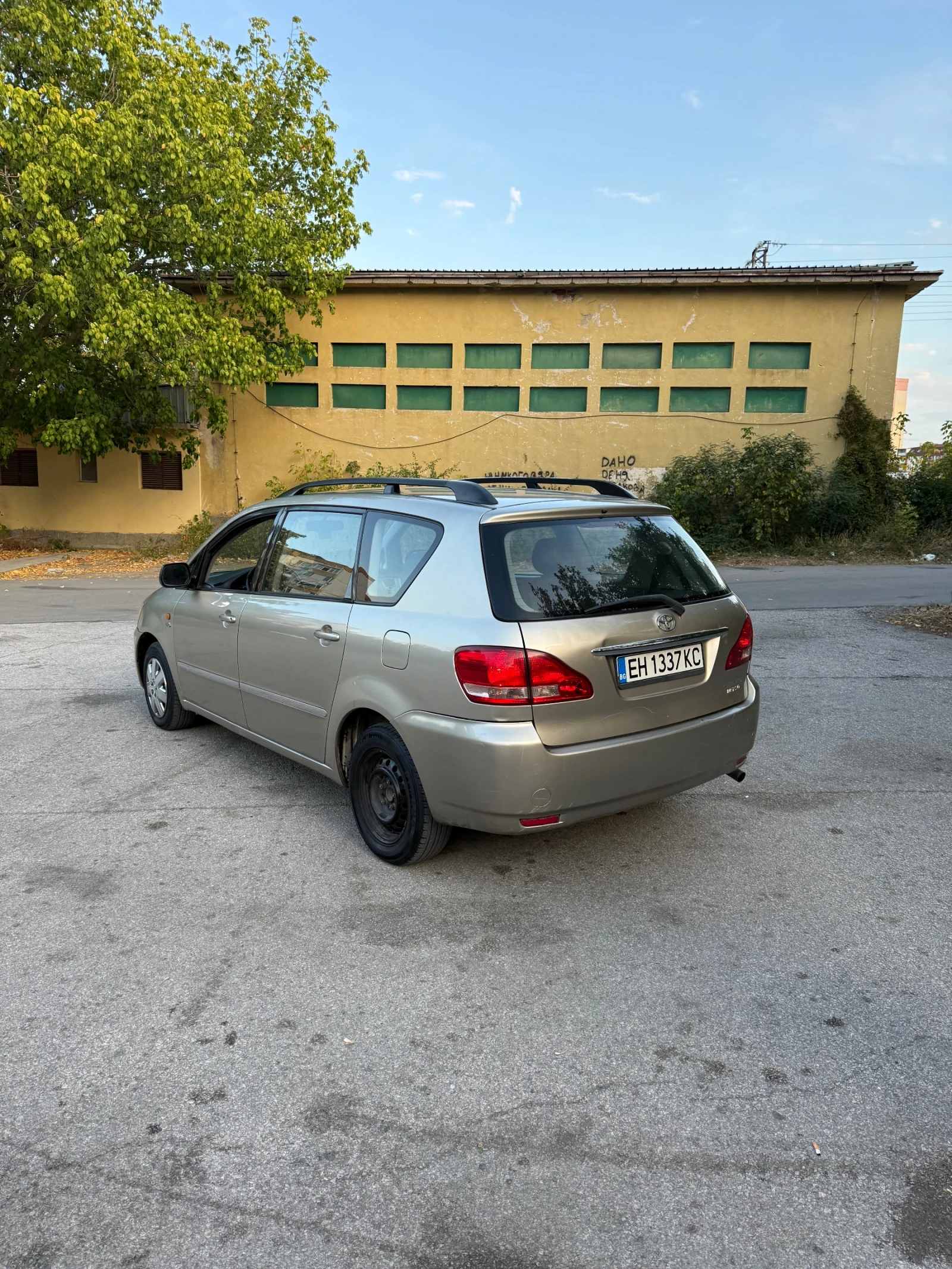 Toyota Avensis verso 2D4D - изображение 5