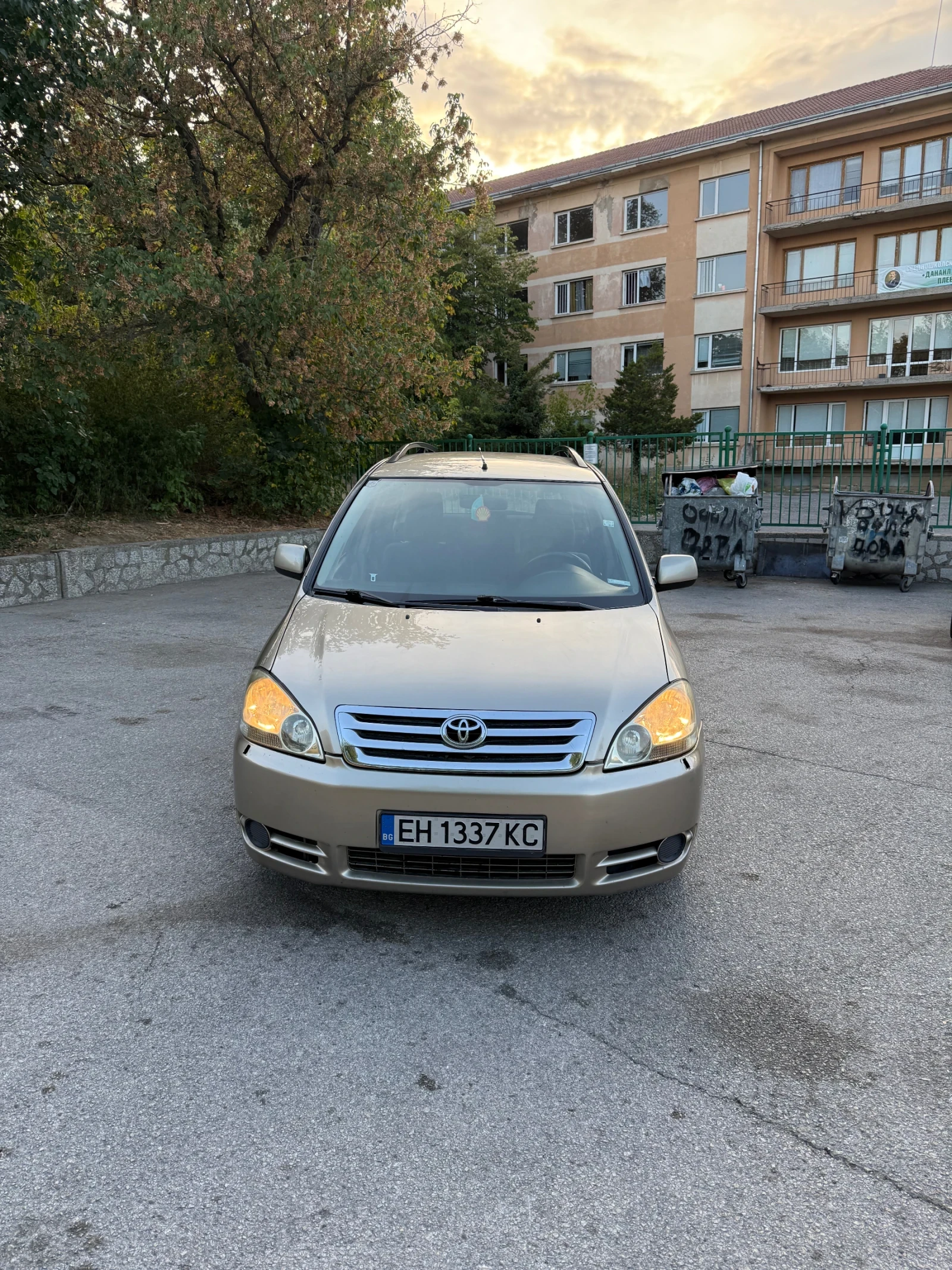 Toyota Avensis verso 2D4D - изображение 2