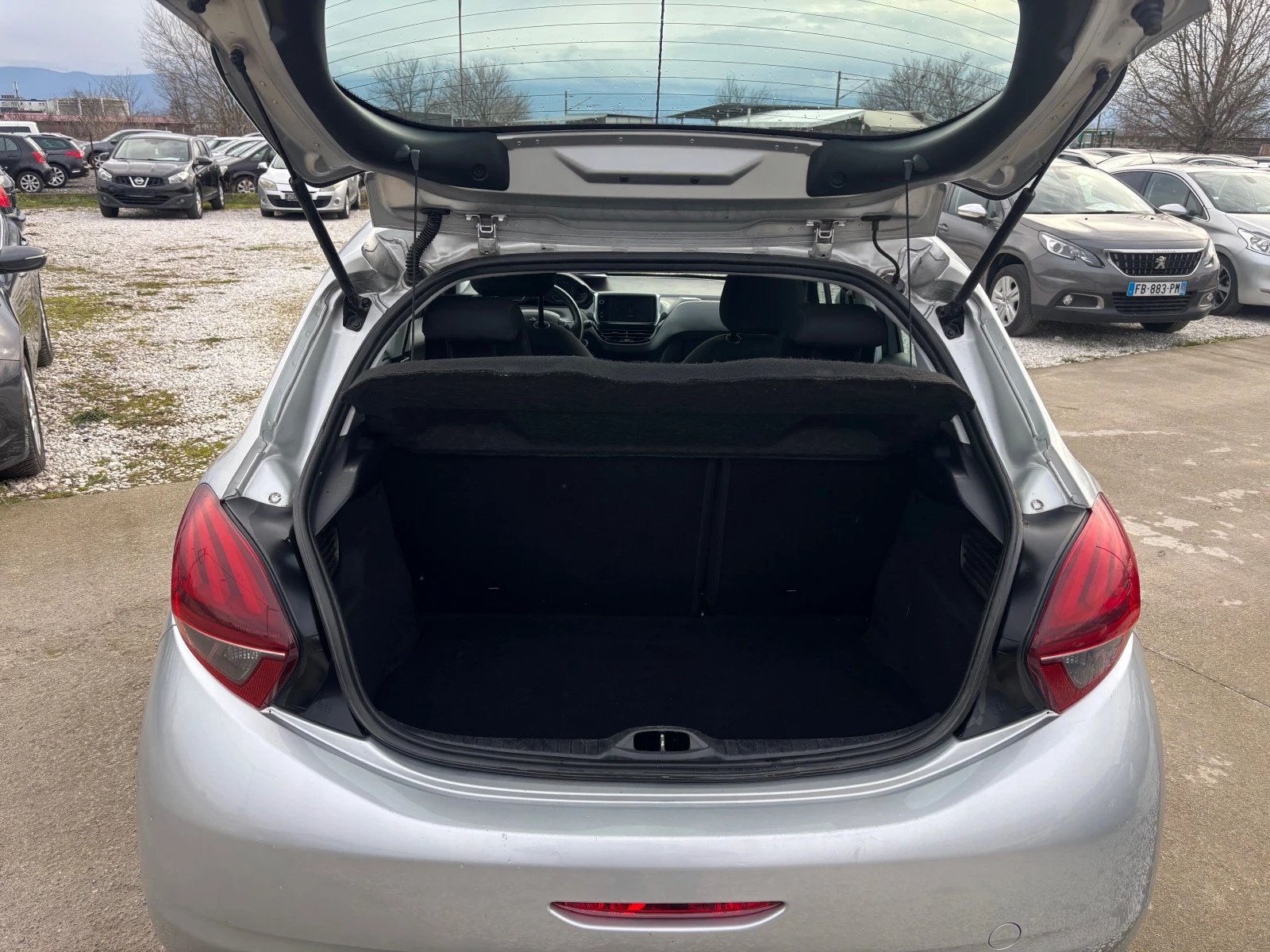 Peugeot 208 1.6 HDI / EURO 6 - изображение 9