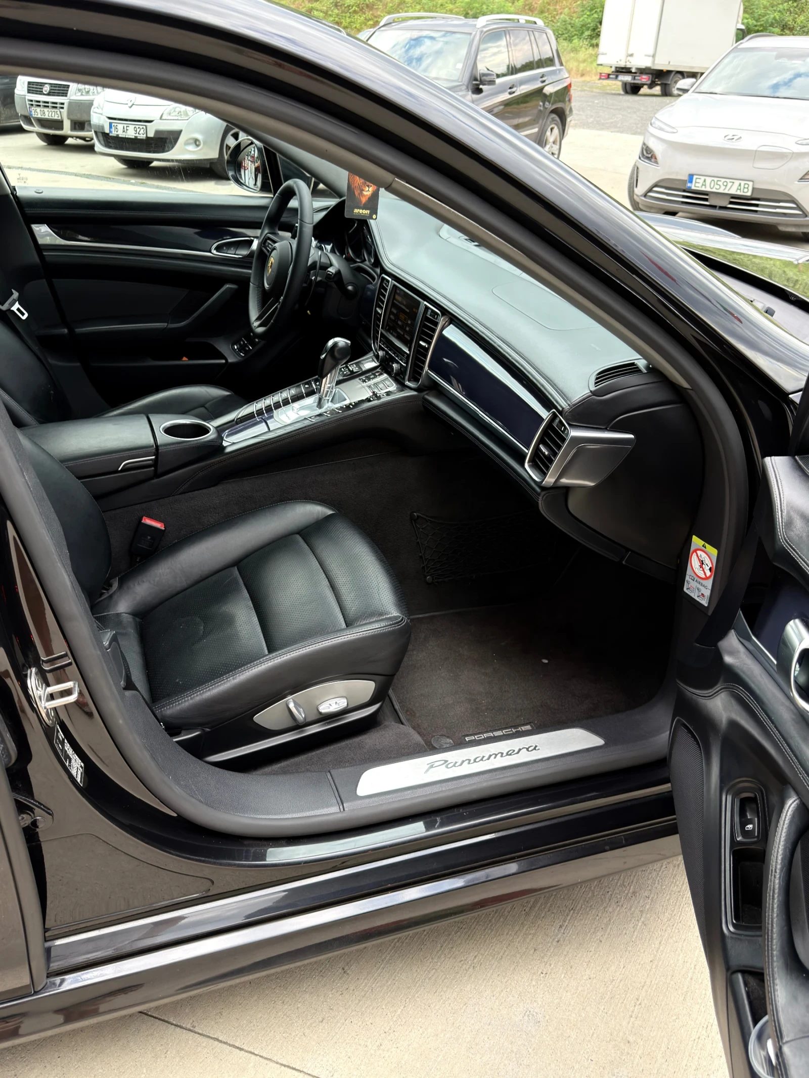 Porsche Panamera Facelift!Годишно Автокаско!Обслужен!, снимка 8 - Автомобили и джипове - 55290456