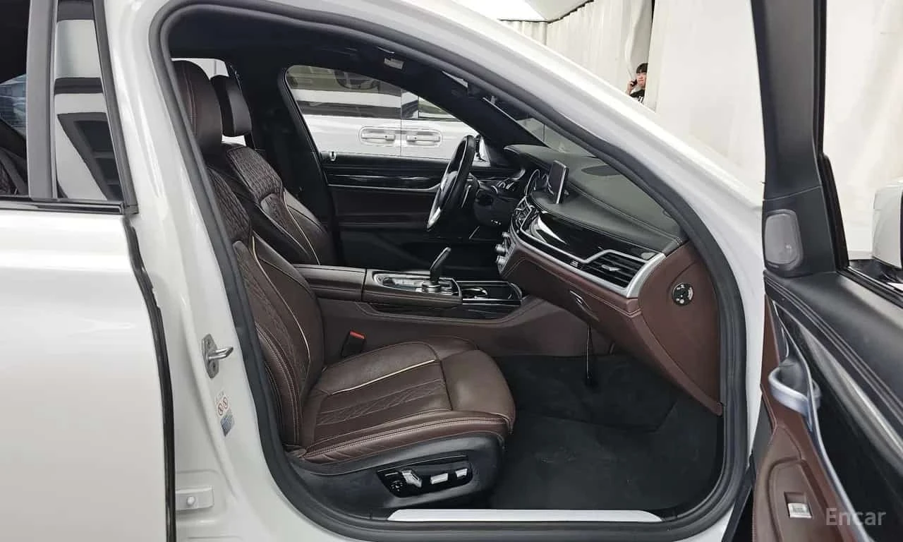 BMW 740 * 740d xDrive M Sport * ЦЕНА ДО БГ, снимка 16 - Автомобили и джипове - 55789992