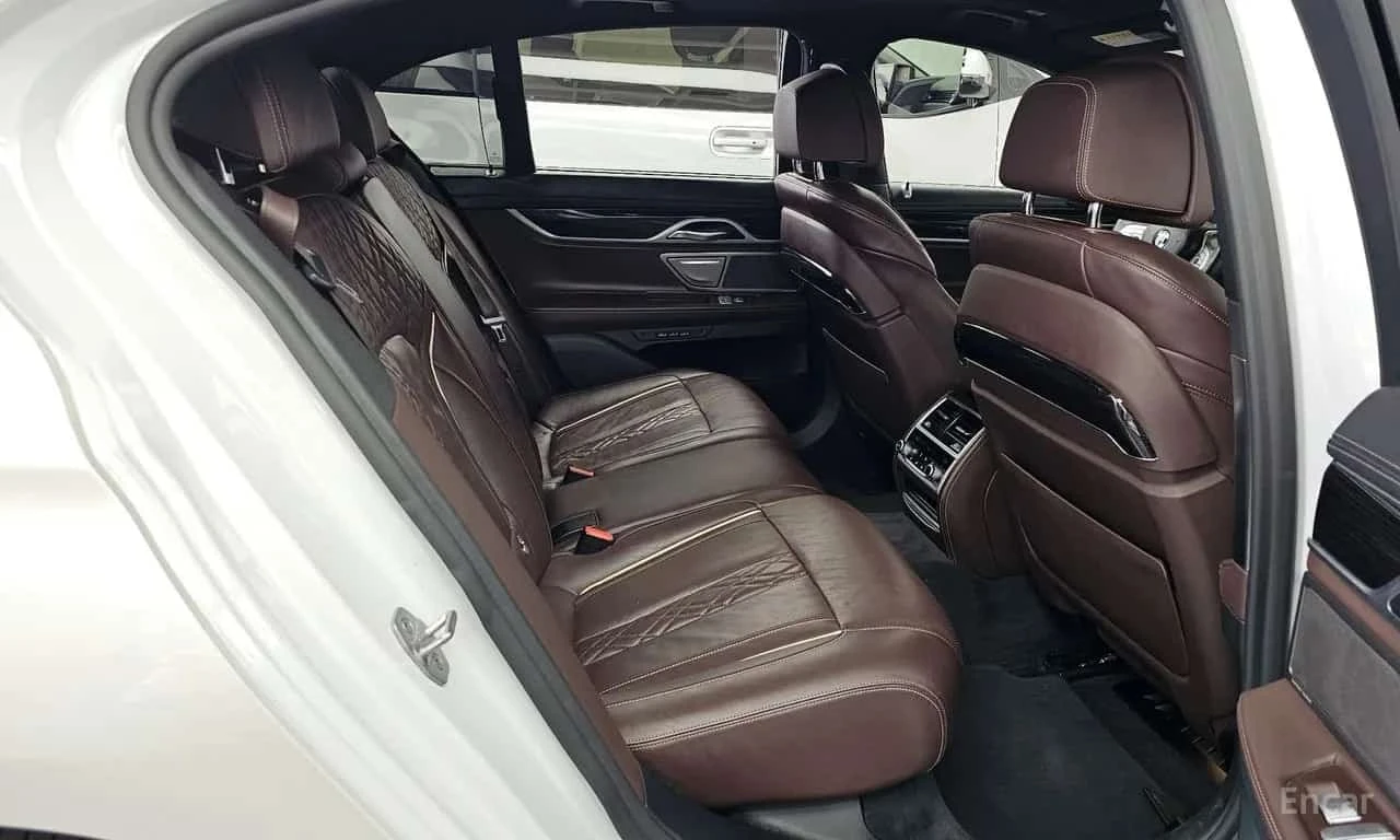 BMW 740 * 740d xDrive M Sport * ЦЕНА ДО БГ, снимка 17 - Автомобили и джипове - 55789992