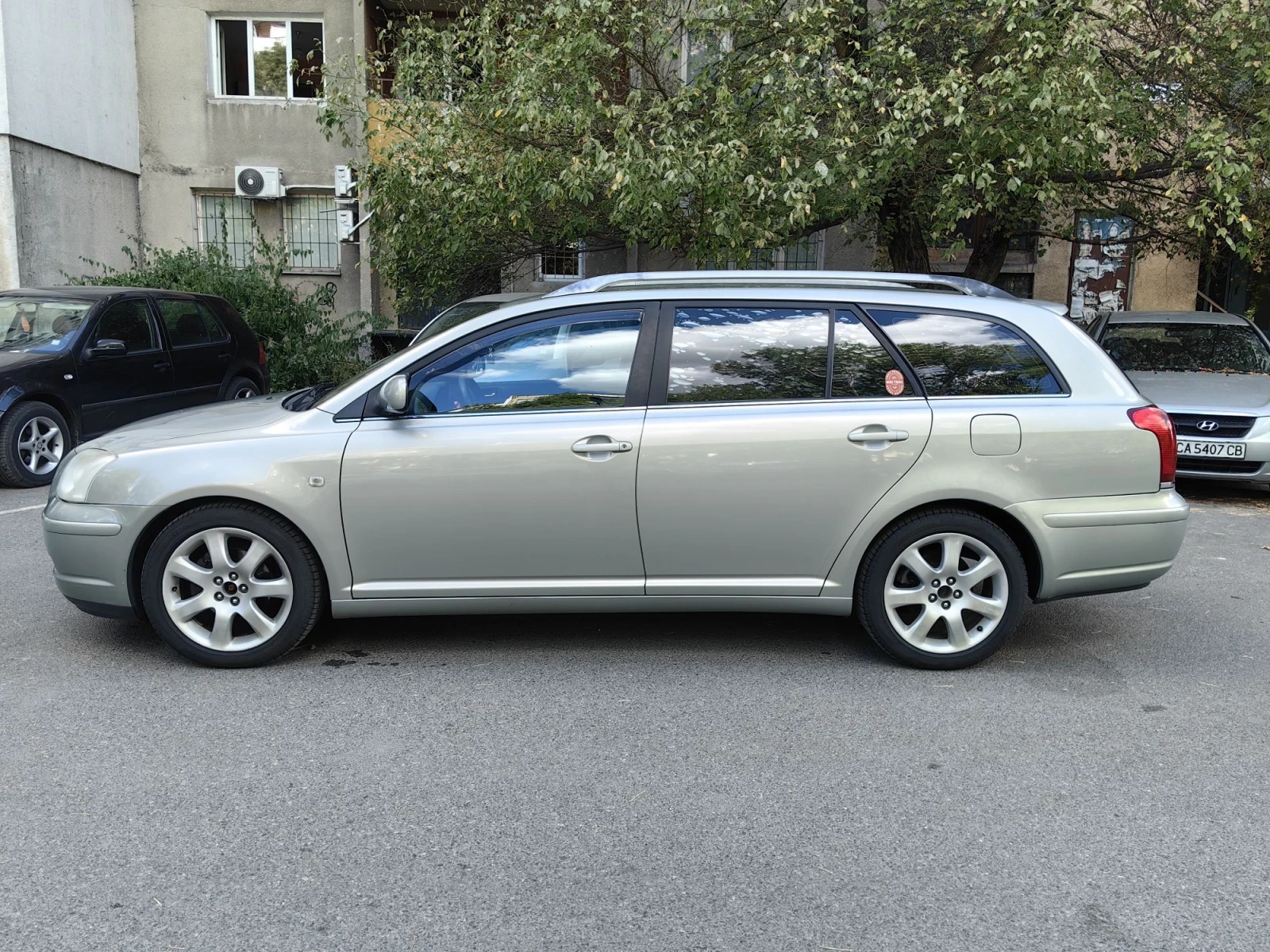 Toyota Avensis 1.8 Benzin, снимка 4 - Автомобили и джипове - 55952239