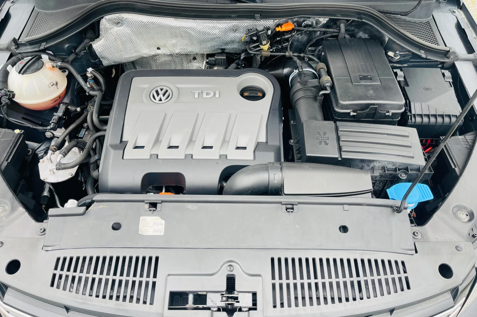 VW Tiguan 2.0 TDI 4x4 Сервиз история* ВСИЧКИ ВЪЗМОЖНИ ЕКСТРИ, снимка 17 - Автомобили и джипове - 54589435