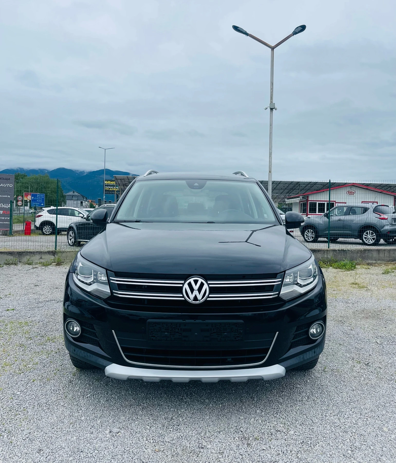 VW Tiguan 2.0 TDI 4x4 Сервиз история* ВСИЧКИ ВЪЗМОЖНИ ЕКСТРИ, снимка 2 - Автомобили и джипове - 54589435