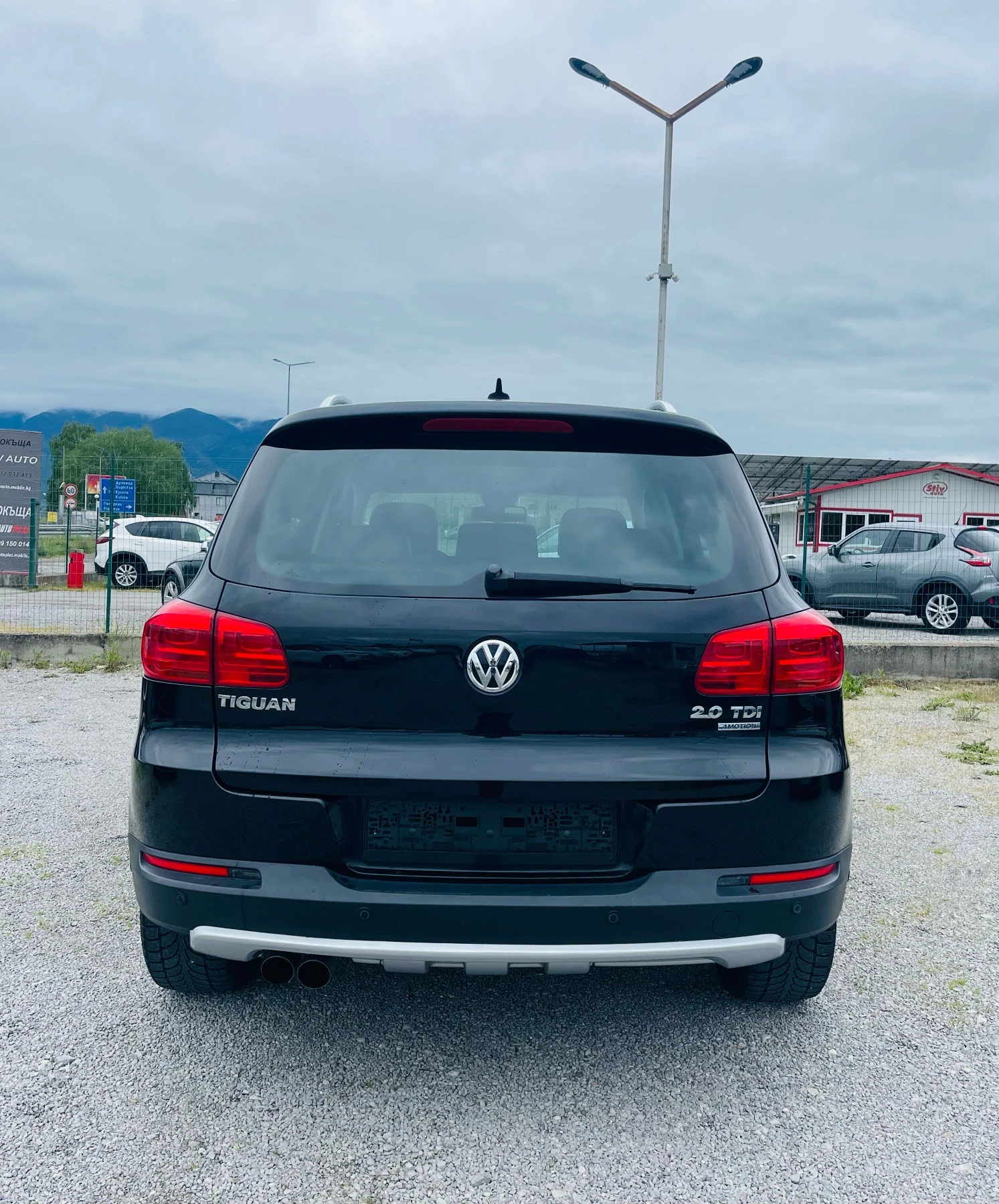 VW Tiguan 2.0 TDI 4x4 Сервиз история* ВСИЧКИ ВЪЗМОЖНИ ЕКСТРИ, снимка 6 - Автомобили и джипове - 54589435