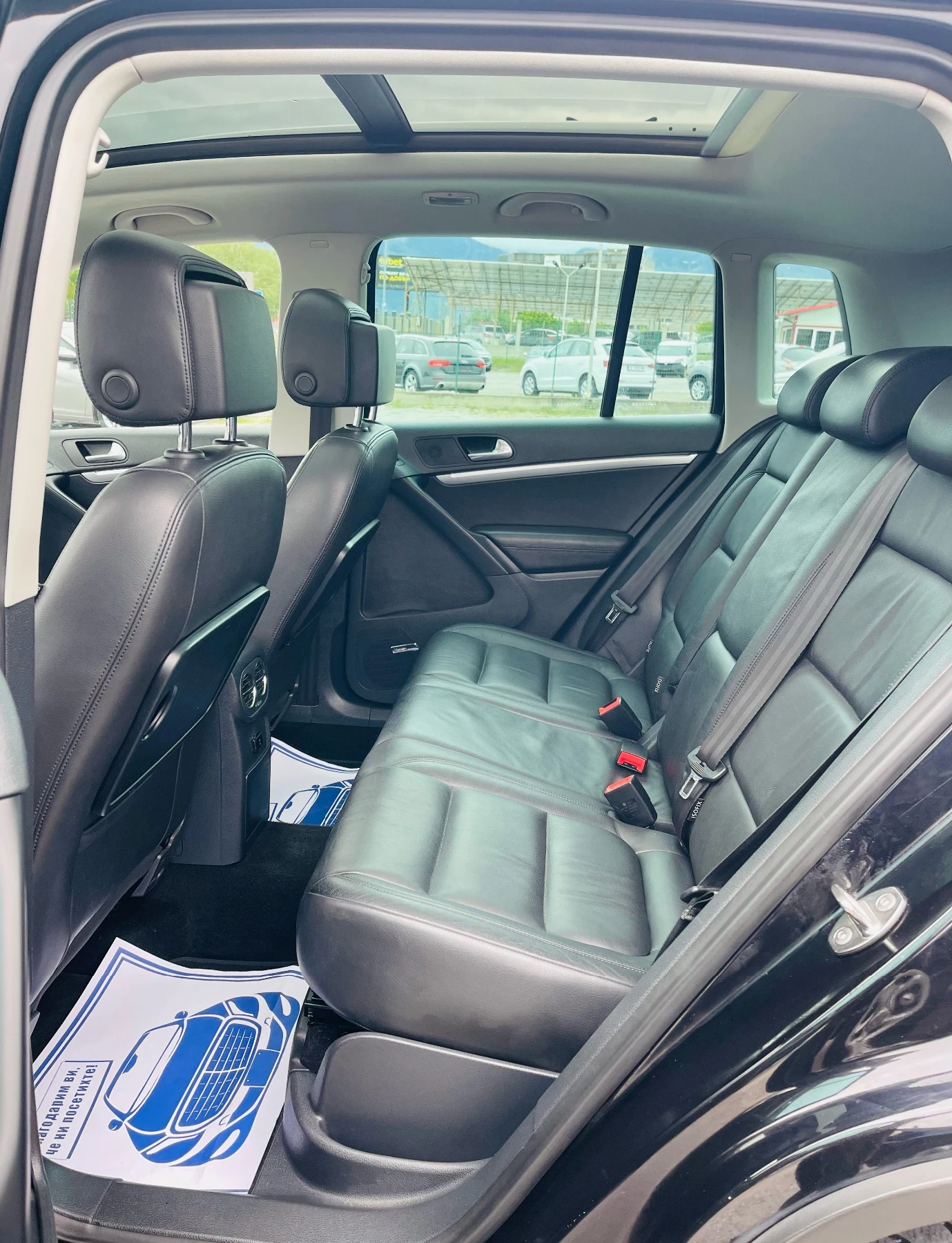 VW Tiguan 2.0 TDI 4x4 Сервиз история* ВСИЧКИ ВЪЗМОЖНИ ЕКСТРИ, снимка 11 - Автомобили и джипове - 54589435