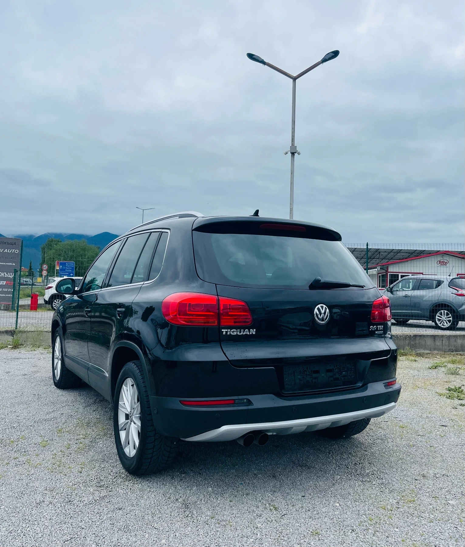 VW Tiguan 2.0 TDI 4x4 Сервиз история* ВСИЧКИ ВЪЗМОЖНИ ЕКСТРИ, снимка 7 - Автомобили и джипове - 54589435