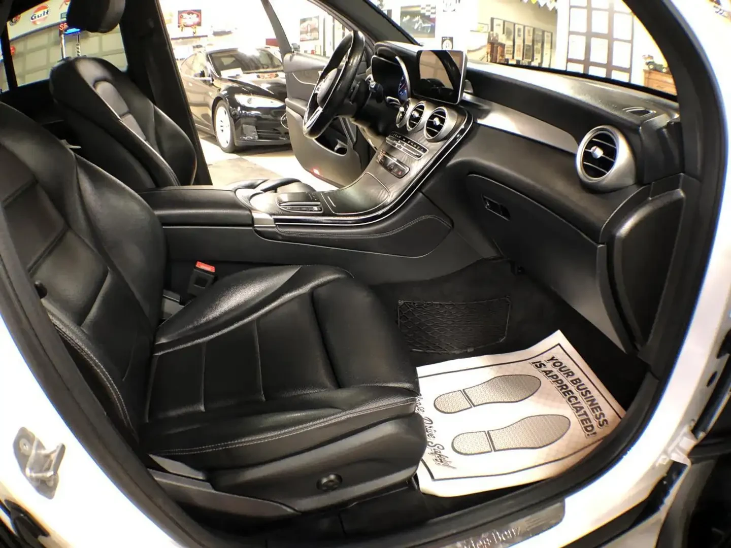 Mercedes-Benz GLC 300 4MATIC AMG| PANO| ПОДГРЕВ| ПАМЕТ| КАМЕРА| 258к.с., снимка 7 - Автомобили и джипове - 56130021