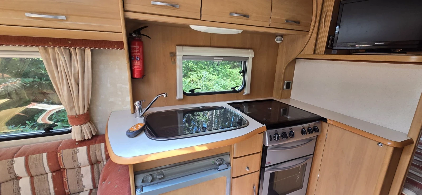 Каравана Swift Celeste , снимка 4 - Каравани и кемпери - 55620988