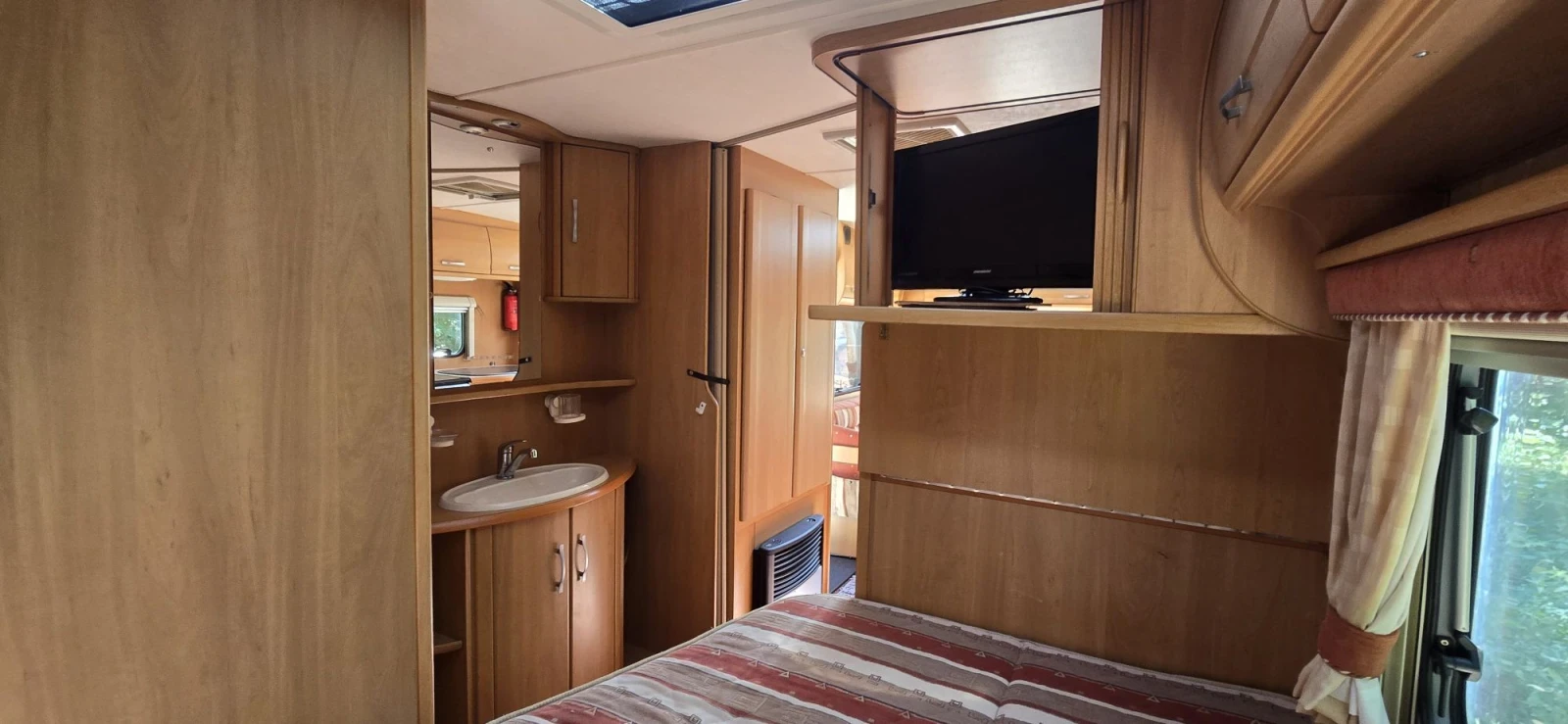 Каравана Swift Celeste , снимка 6 - Каравани и кемпери - 55620988
