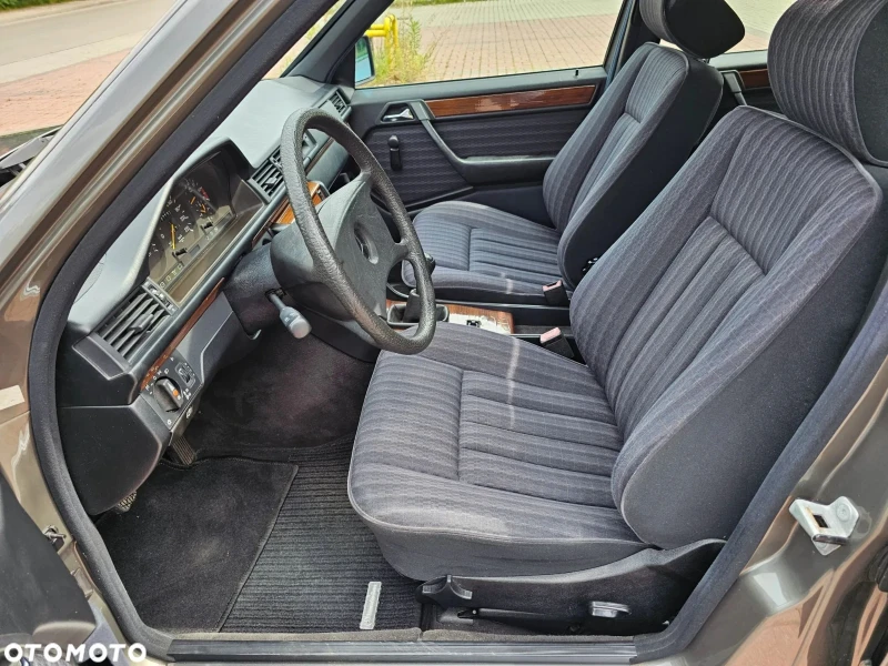 Mercedes-Benz 124 200E, снимка 13 - Автомобили и джипове - 53234566