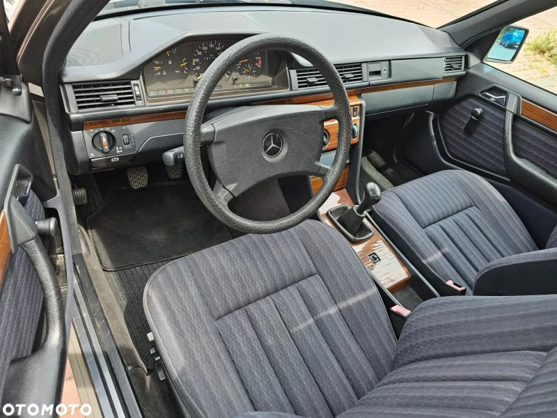 Mercedes-Benz 124 200E, снимка 14 - Автомобили и джипове - 53234566