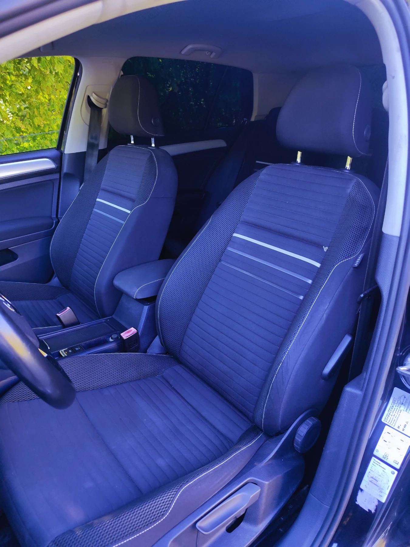 VW Golf 1.6TDI 4Motion / Park Assist /Подгрев, снимка 8 - Автомобили и джипове - 56126250