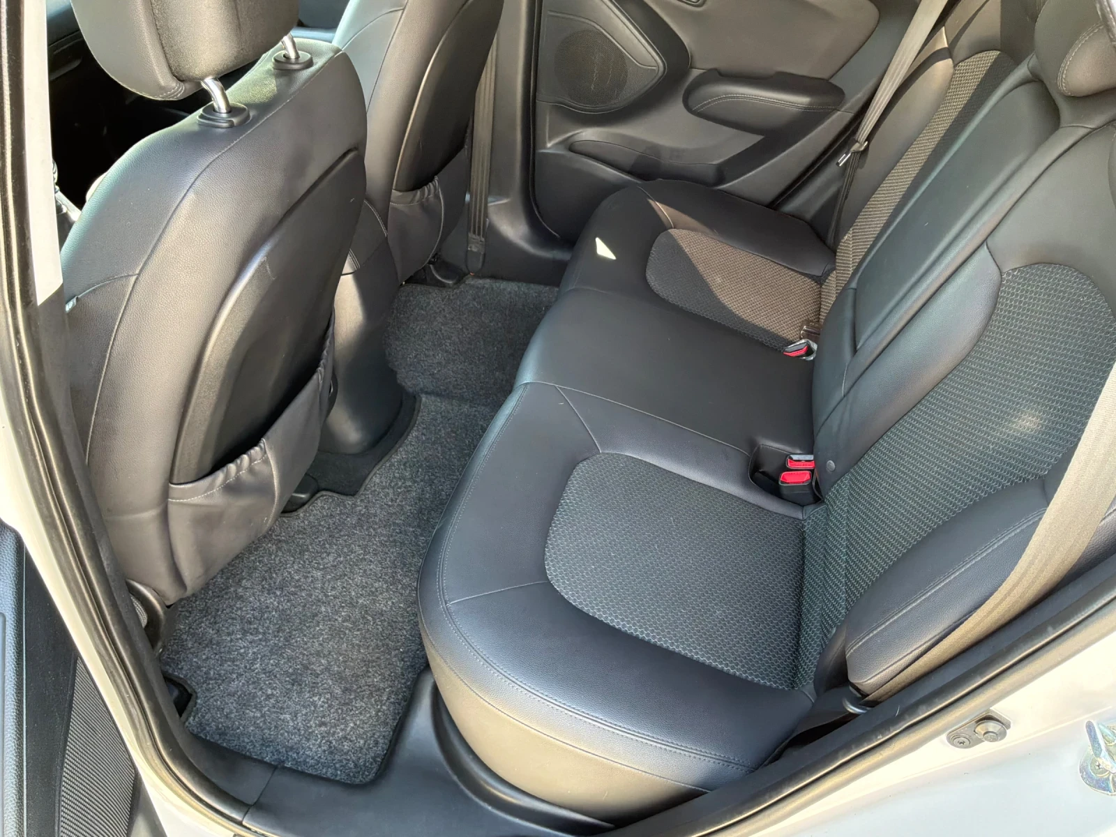 Hyundai IX35 1.6i 135к.с 6ск. Кожа 131000км., снимка 13 - Автомобили и джипове - 55299971