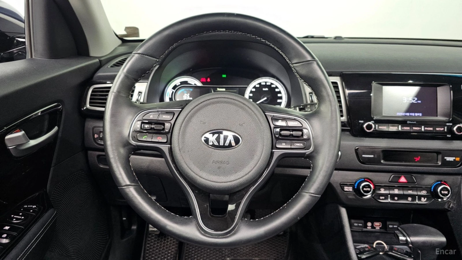 Kia Niro Prestige* КОЖА* ОБДУХВ* ПАНО, снимка 12 - Автомобили и джипове - 55576900