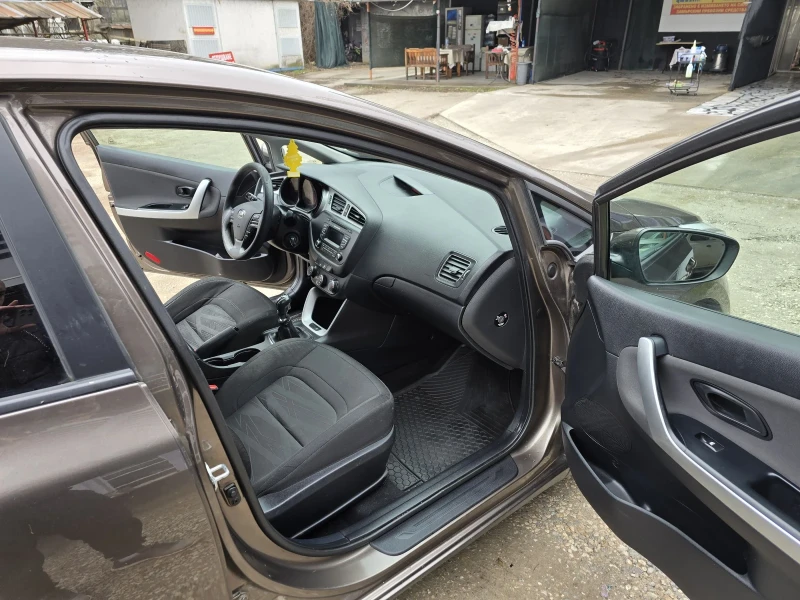 Kia Ceed 1.4 CRDi, снимка 7 - Автомобили и джипове - 53360359
