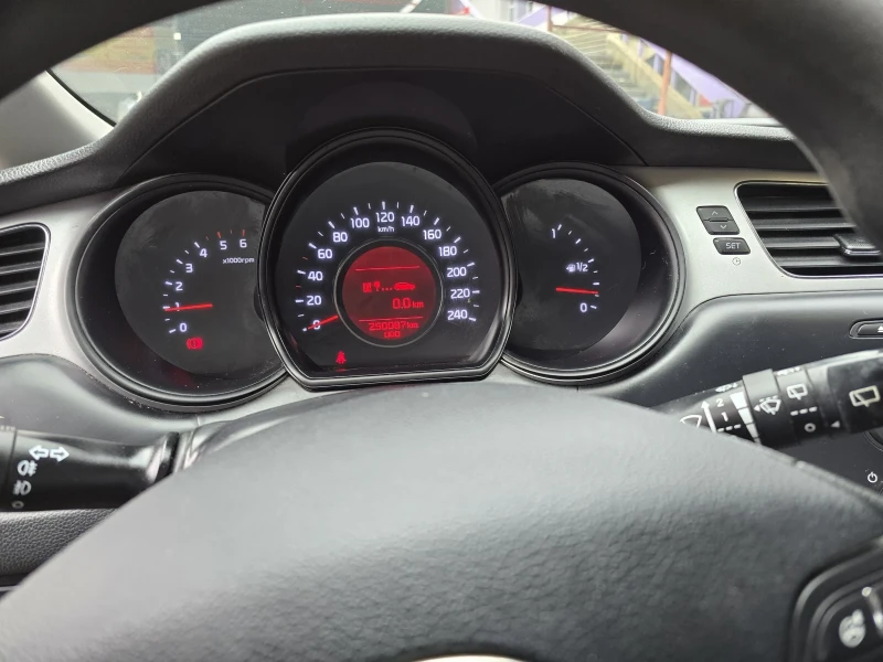 Kia Ceed 1.4 CRDi, снимка 13 - Автомобили и джипове - 53360359