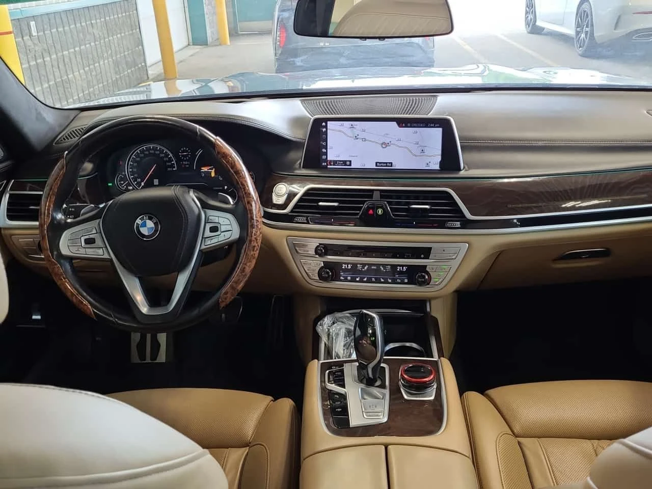 BMW 750 * CARFAX * АВТОКРЕДИТ БЕЗ ПЪРВОНАЧАЛНА ВНОСКА, снимка 11 - Автомобили и джипове - 54676352