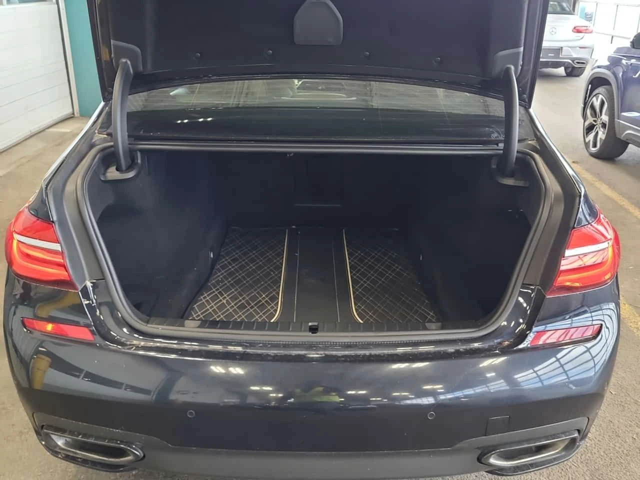 BMW 750 * CARFAX * АВТОКРЕДИТ БЕЗ ПЪРВОНАЧАЛНА ВНОСКА, снимка 7 - Автомобили и джипове - 54676352