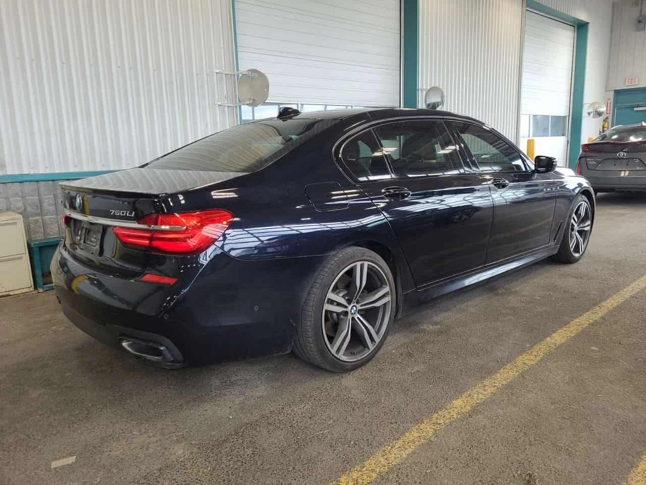 BMW 750 * CARFAX * АВТОКРЕДИТ БЕЗ ПЪРВОНАЧАЛНА ВНОСКА, снимка 3 - Автомобили и джипове - 54676352