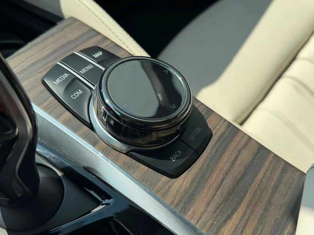 BMW 530 i* XDRIVE* MSPORT* HEAD UP* HARMAN/KARDON* КАМЕРА, снимка 11 - Автомобили и джипове - 55229765