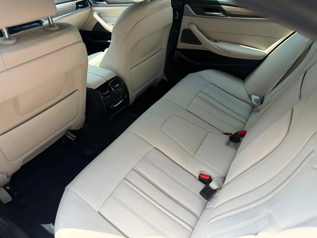 BMW 530 i* XDRIVE* MSPORT* HEAD UP* HARMAN/KARDON* КАМЕРА, снимка 12 - Автомобили и джипове - 55229765