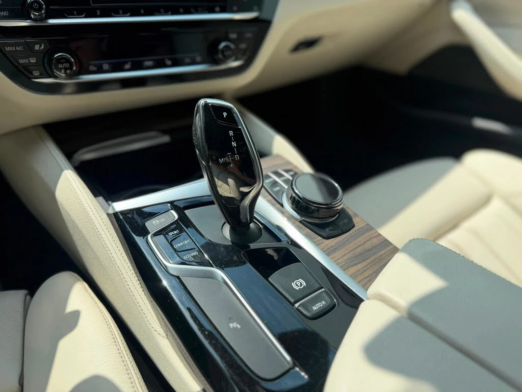 BMW 530 i* XDRIVE* MSPORT* HEAD UP* HARMAN/KARDON* КАМЕРА, снимка 10 - Автомобили и джипове - 55229765