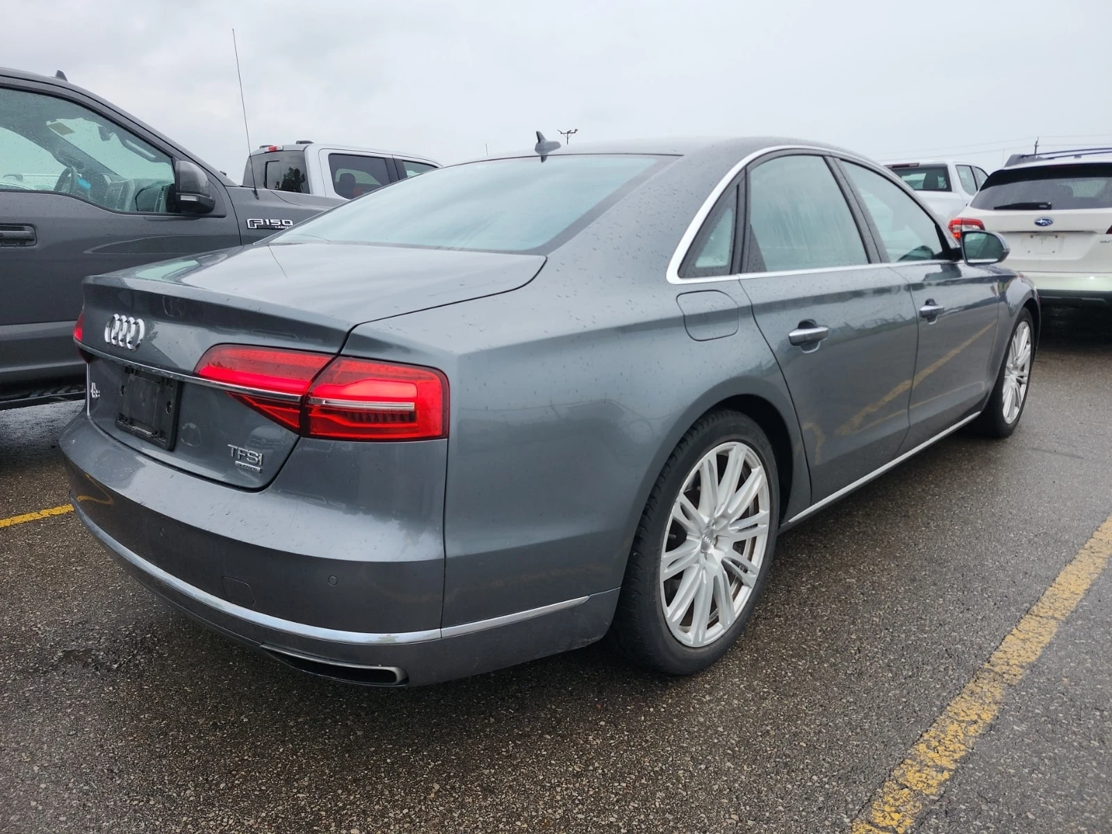 Audi A8  Sdn 4.0t / CARFAX / MATRIX / DISTRONIK / 360  , снимка 2 - Автомобили и джипове - 55898585