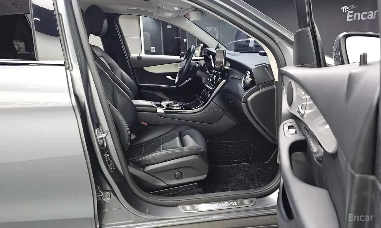 Mercedes-Benz GLC * GLC350e 4MATIC Premium * , снимка 11 - Автомобили и джипове - 56735676