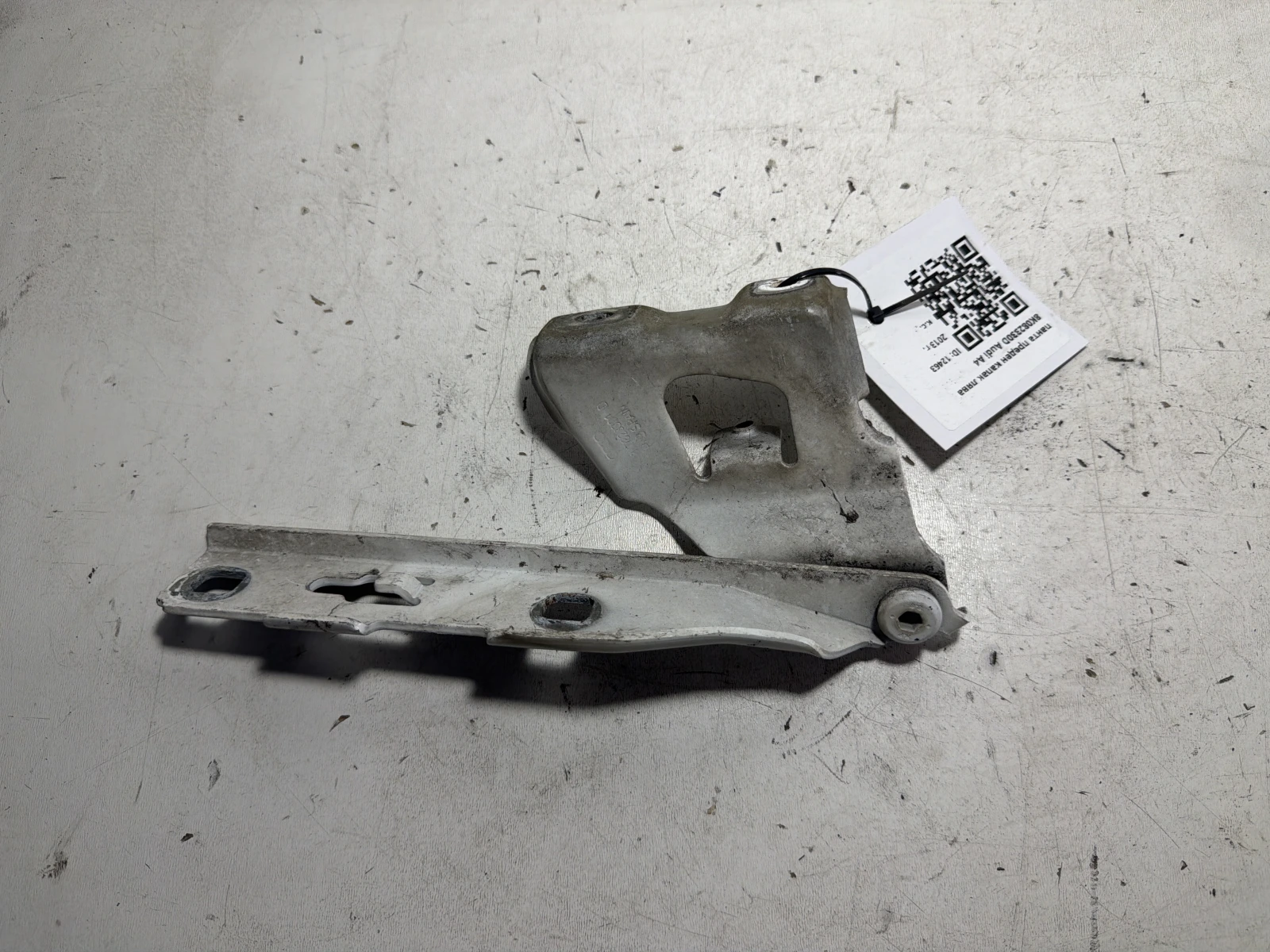 панта преден капак лява 8K082330D Audi A4