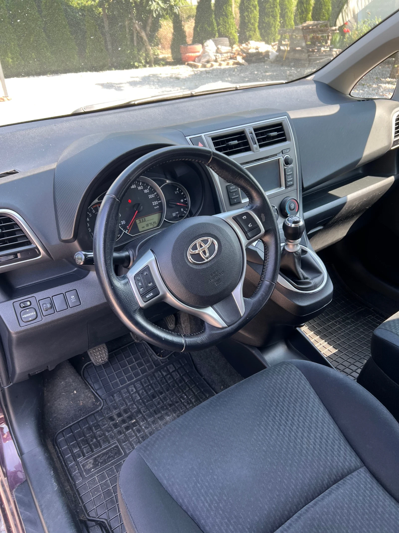 Toyota Verso S 1.3 Бензин/99 кс/6-скорости/Медия, снимка 9 - Автомобили и джипове - 53734972