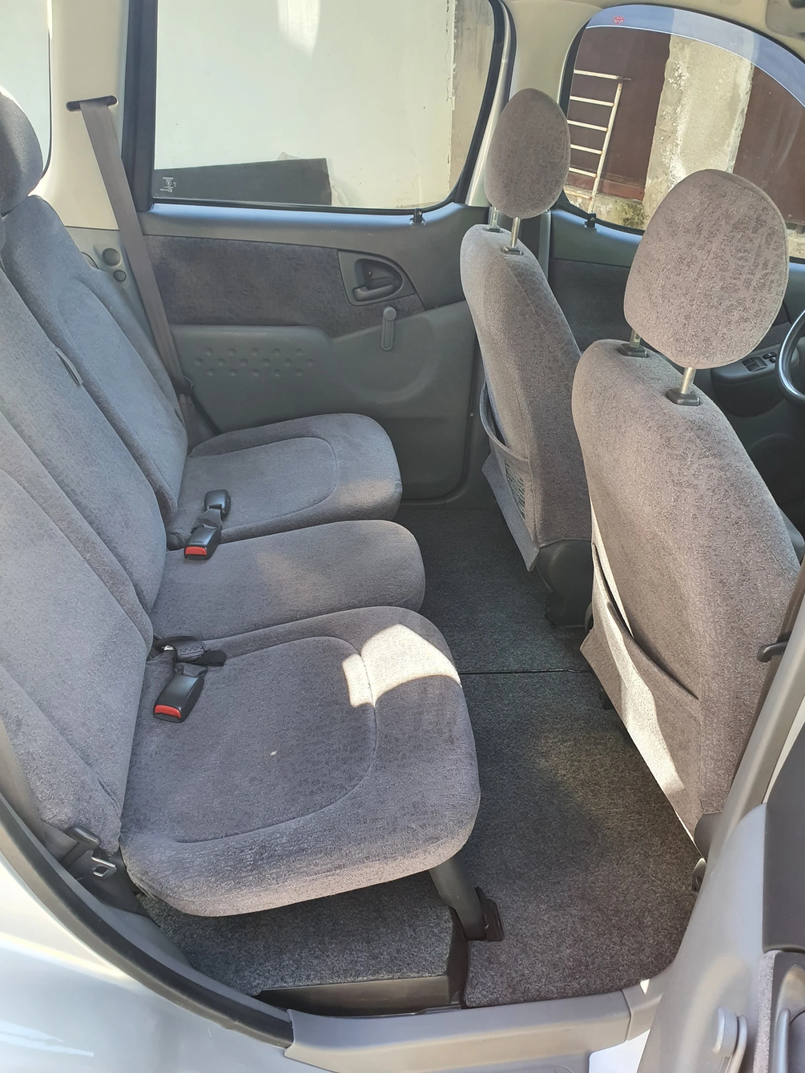 Toyota Yaris verso 1.3i 16V, снимка 10 - Автомобили и джипове - 54555956