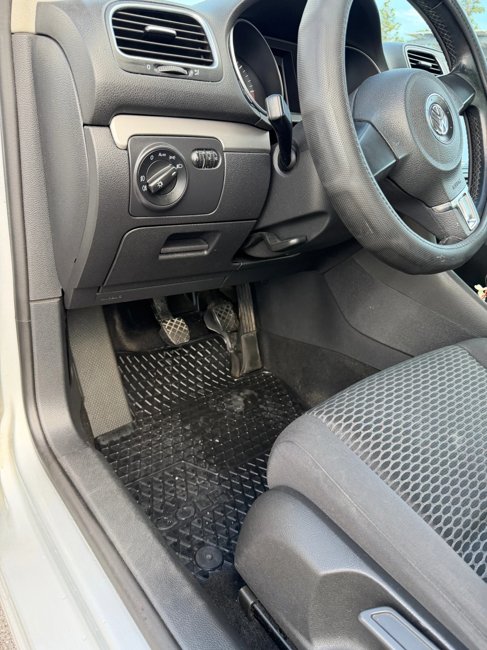 VW Golf 1.6 TDI, снимка 10 - Автомобили и джипове - 54725526