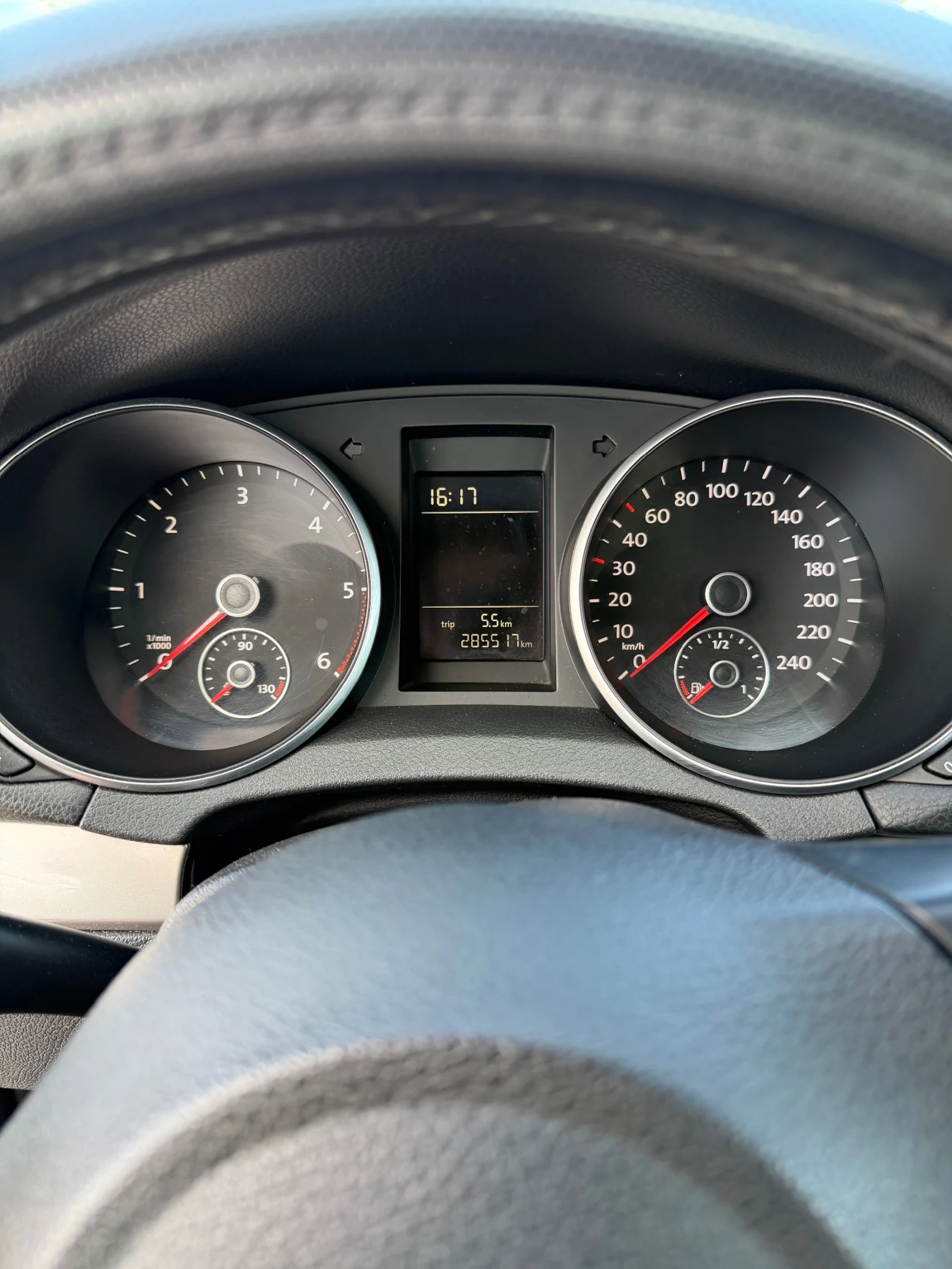 VW Golf 1.6 TDI, снимка 8 - Автомобили и джипове - 54725526