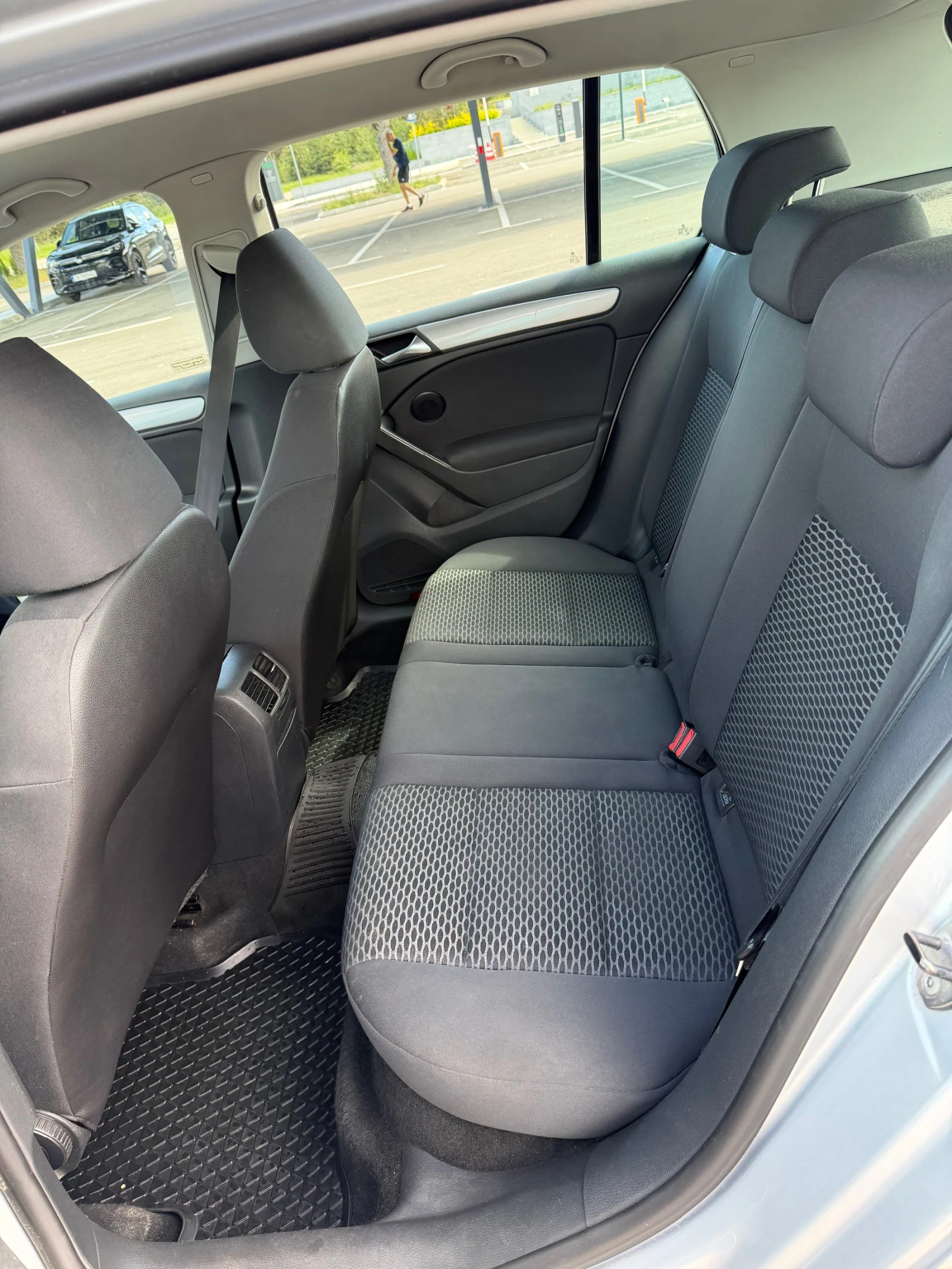VW Golf 1.6 TDI, снимка 11 - Автомобили и джипове - 54725526
