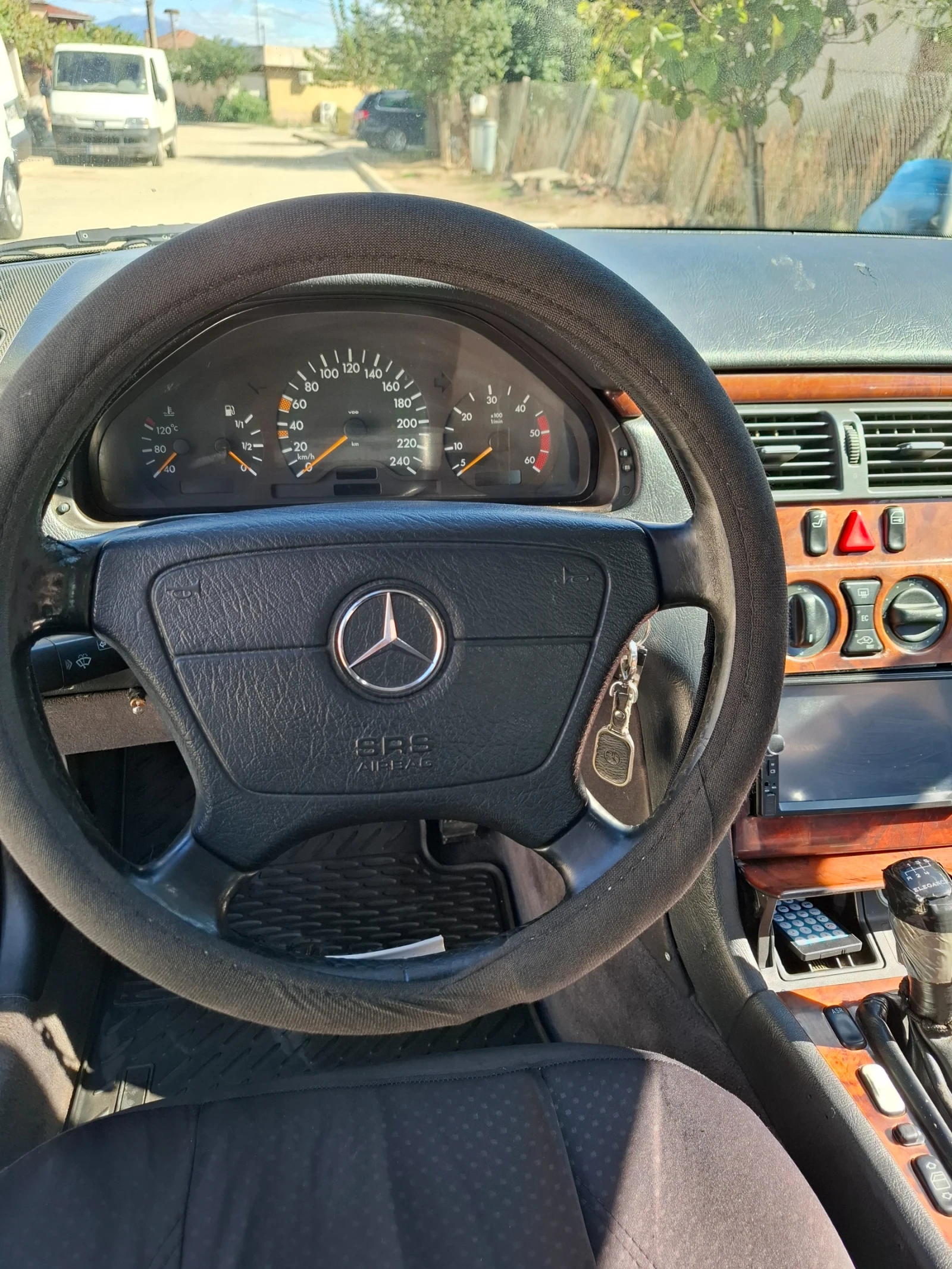 Mercedes-Benz E 220 CDI, снимка 7 - Автомобили и джипове - 56275367