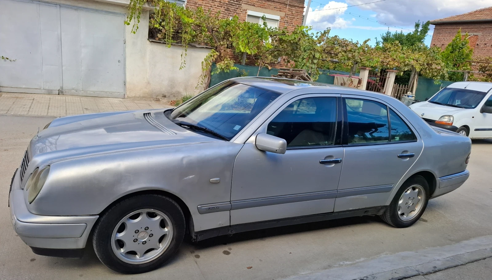 Mercedes-Benz E 220 CDI, снимка 12 - Автомобили и джипове - 56275367