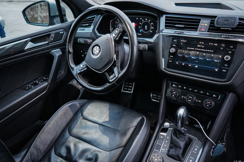 VW Tiguan Highline R-Line 4MOTION 2019г., снимка 12 - Автомобили и джипове - 53224430