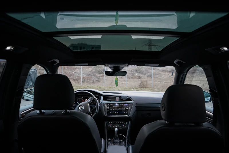 VW Tiguan Highline R-Line 4MOTION 2019г., снимка 11 - Автомобили и джипове - 53224430