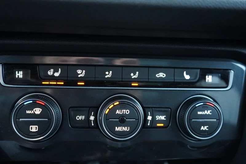 VW Tiguan Highline R-Line 4MOTION 2019г., снимка 14 - Автомобили и джипове - 53224430