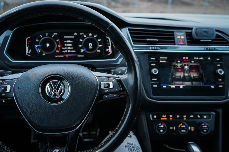 VW Tiguan Highline R-Line 4MOTION 2019г., снимка 13 - Автомобили и джипове - 53224430