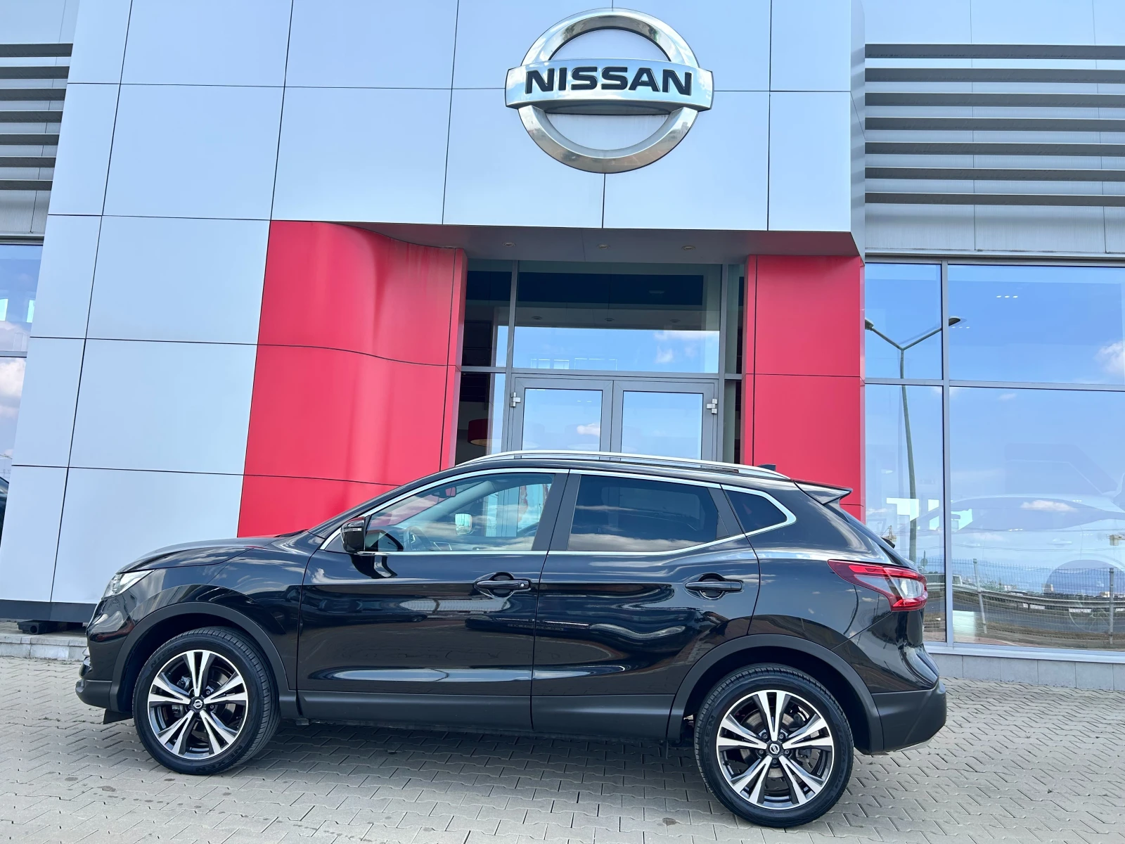 Nissan Qashqai 1.3 DIG-T N-Connecta 6M/T - изображение 2