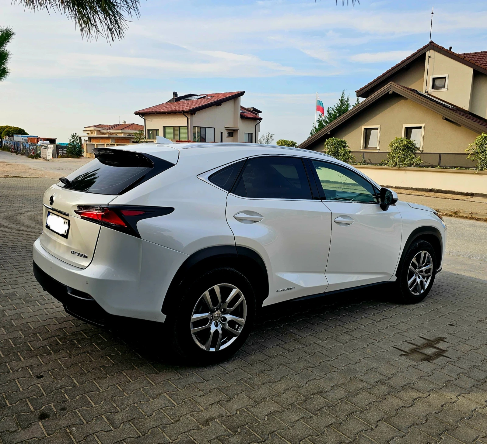 Lexus NX 300h  - изображение 5