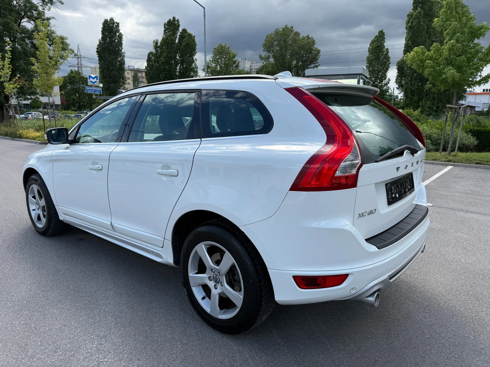 Volvo XC60 2.4D* AWD* R-DESIGN* , снимка 6 - Автомобили и джипове - 54788910