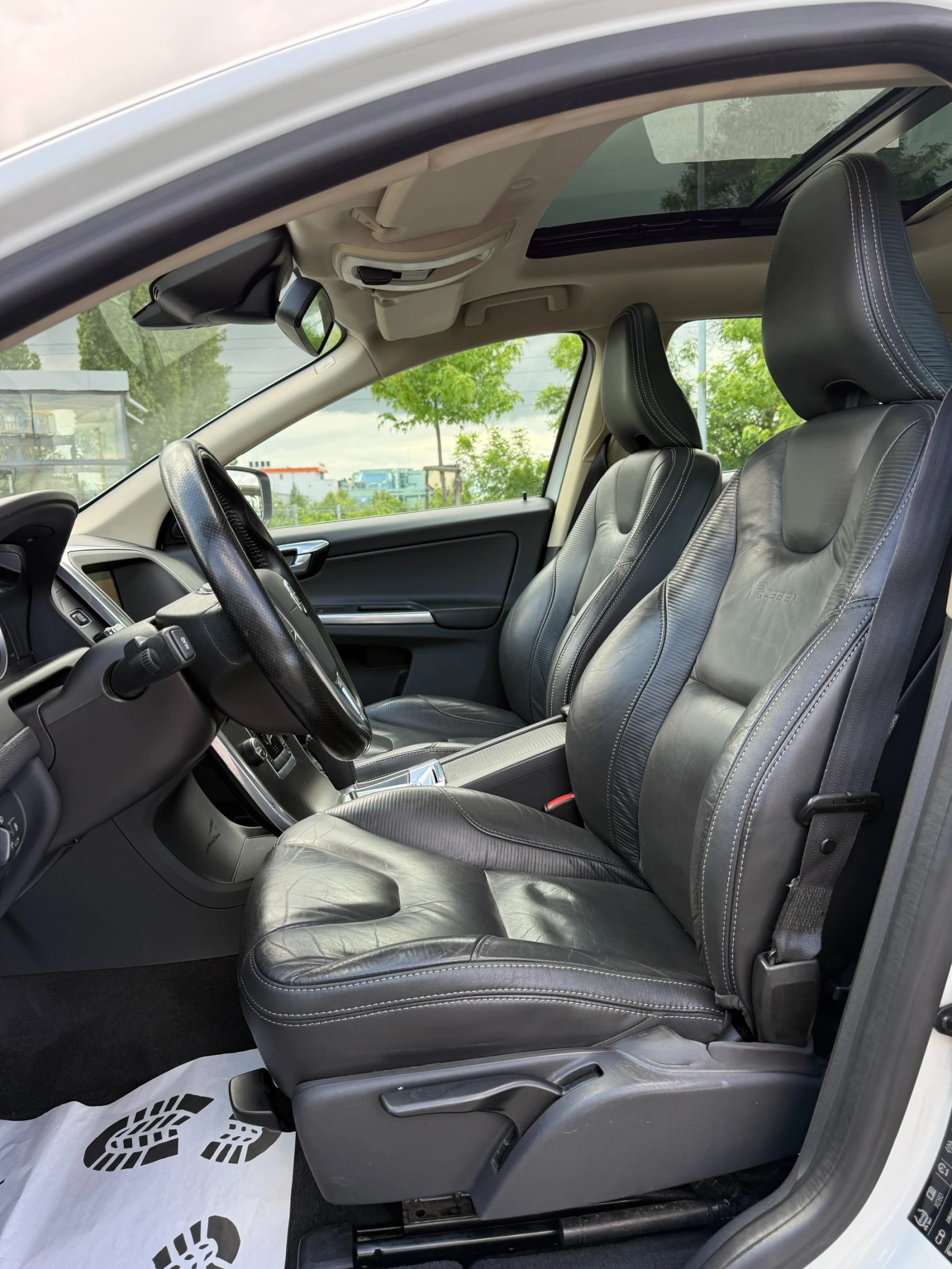 Volvo XC60 2.4D* AWD* R-DESIGN* , снимка 7 - Автомобили и джипове - 54788910