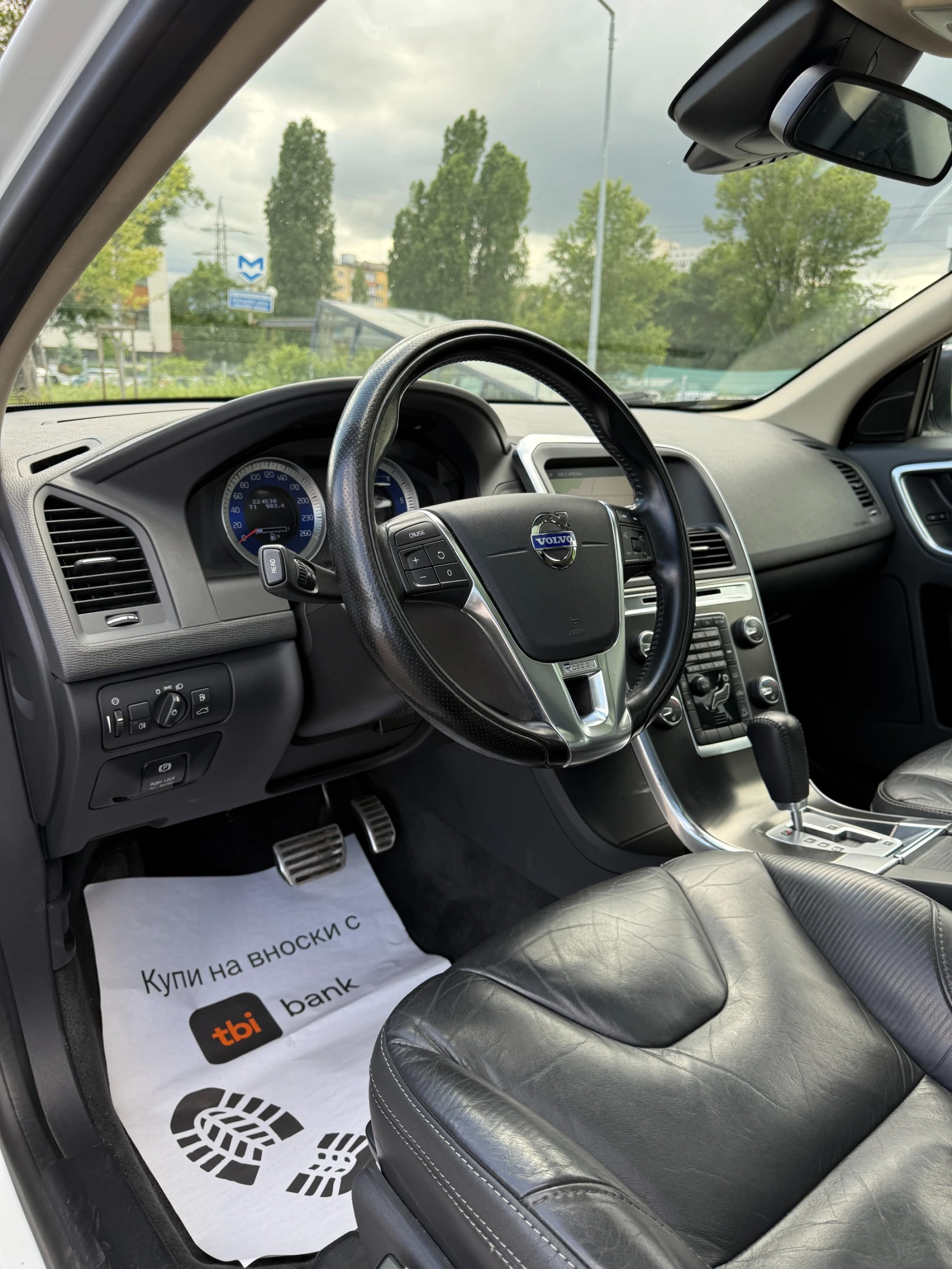 Volvo XC60 2.4D* AWD* R-DESIGN* , снимка 11 - Автомобили и джипове - 54788910